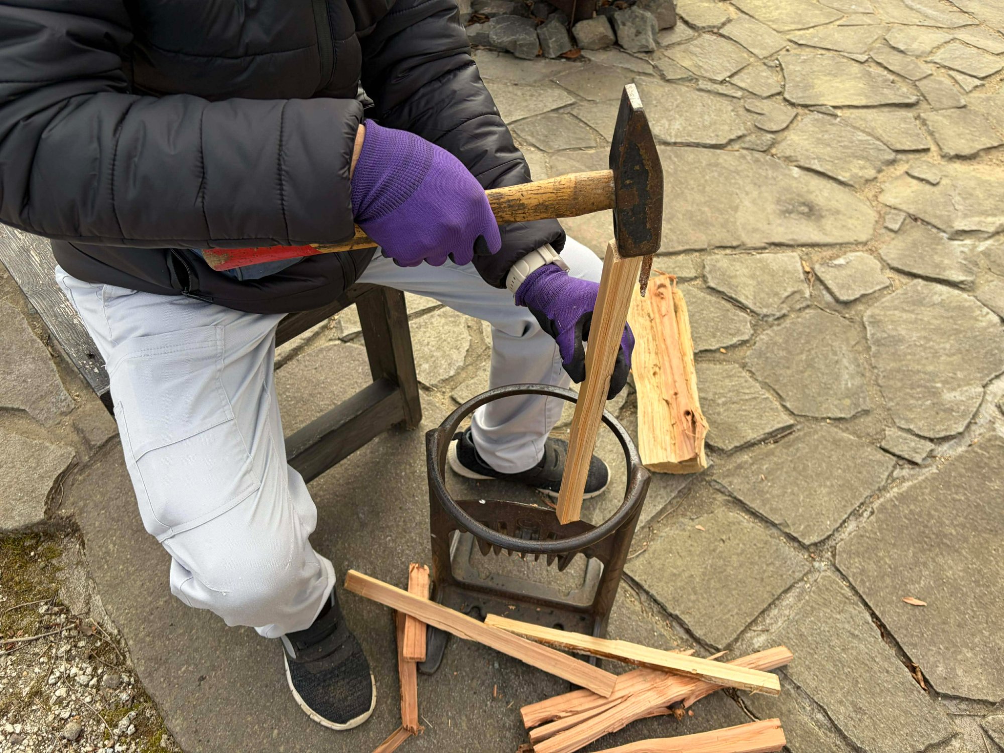 手斧で薪を割る手元