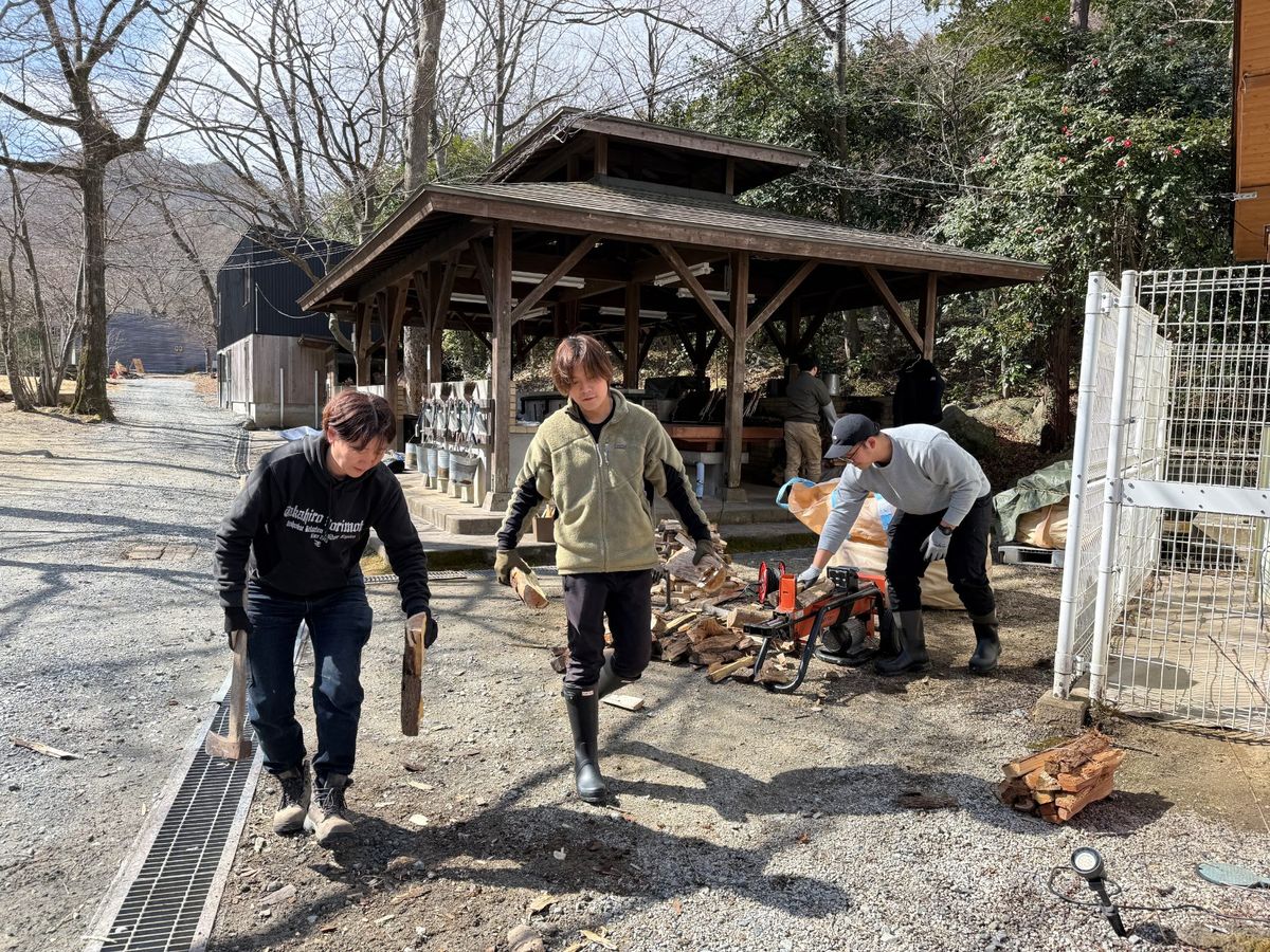 割った薪を運ぶ参加者
